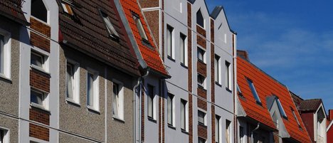 Innerstädtischer Plattenbau Das Foto zeigt einen Blick auf innerstädtische Plattenbauten der 1980er Jahre in der Altstadt von Stralsund.